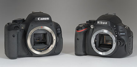 Die Einsteigerkameras von Canon und Nikon stehen sich in diesem Vergleich gegenüber: links die EOS 600D und rechts die D5100.