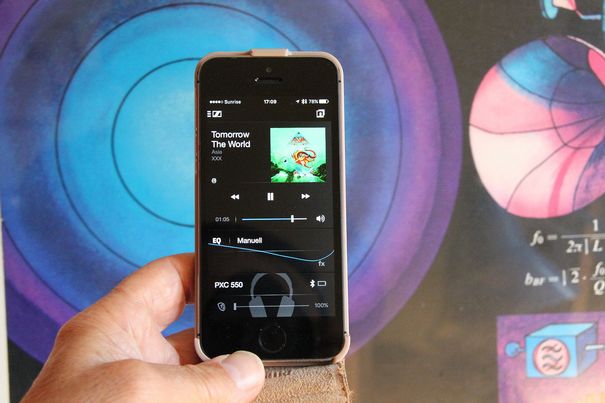 Wo ein PXC 550 ist, ist auch eine App: Captune bietet nicht nur einen Player, sie unterstützt auch den Musikstreaming-Service von Tidal und ermöglicht das Anhören von Musiksammlungen über DLNA für Android oder Airplay.