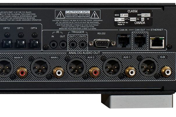 Die Anschlussperipherie des CP-800 lässt keine Wünsche offen. Mit dabei: Ethernet-Anschluss zur Integration ins Heimnetzwerk.