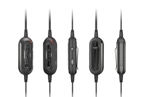 Ein in das Kabel integriertes Behälterchen enthält die Elektronik samt AAA-Batterie. Ebenfalls hier zu finden sind TalkThrough-Taste, Lautstärkeregler, Wahltaste für die drei NoiseGard-Modi und On-Off-Schalter.