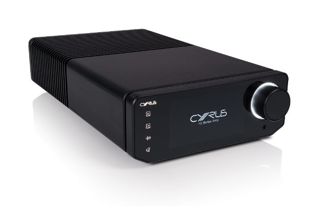 Der neue 40 AMP von Cyrus kommt nicht mehr im Magnesium-Gehäuse, dafür in einem ebenso massiven Aluminium-Gehäuse. Dieses baut reichlich in die Tiefe und offeriert sehr kompakte Frontabmessungen.