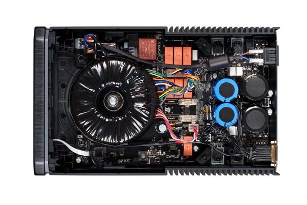 Volle Packung: Der neue 40 AMP verfügt über eine hochwertige DAC- und Phono-MM-Stufe. Auffällig sind der voluminöse Ringkern-Trafo und die üppig dimensionierte Siebkapazität.