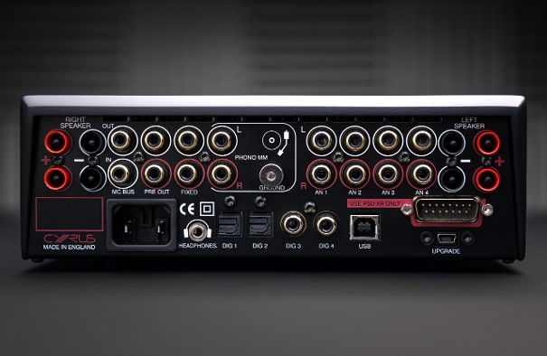 Der Munich M1T benötigt einen externen DAC oder Vollverstärker mit integriertem DA-Wandler wie den Cyrus i9-XR, an dem der M1T am besten via USB-Audio anbandelt.