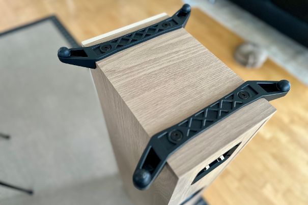 Der Aluminium-Ausleger, inspiriert von der Epikore-Serie, bietet die Wahl zwischen Spikes und Gummifüssen.