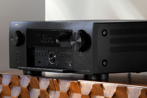 Sowohl in Schwarz als auch in Silber hinterlässt der Denon AVC-X4800H einen betont ästhetischen, wohnraumfreundlichen Eindruck.