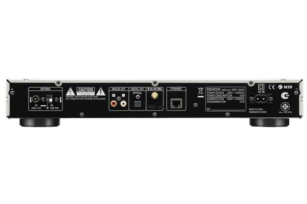 In der Mitte des Netzwerkplayers kann die W-LAN Stabantenne angeschraubt werden. Rechts daneben wurde der Ethernetanschluss platziert.