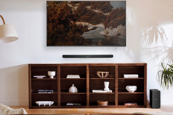 Optional kann man die Denon-Soundbar – passend zum Fernseher – auch an der Wand montieren.