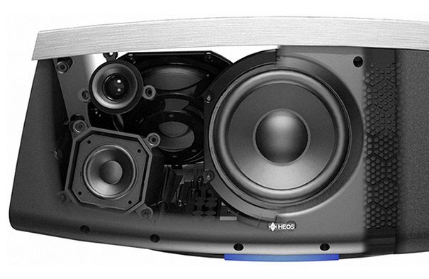 Geballte Ladung: Im Innern der HEOS 7 schlummern zwei Hochtöner, zwei Mittel-/ Tieftöner, sowie ein Subwoofer. Ein 5-Kanal-Class-D Verstärker treibt die Komponenten an.