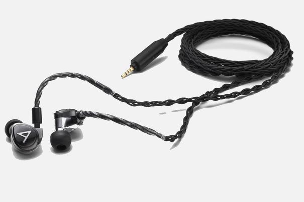 Die von Jerry Harvey entwickelten und von Astell&Kern hergestellten Diana-In-Ear-Kopfhörer gibt es in diskretem Schwarz oder in leuchtendem Rot.