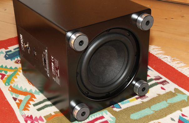 Augenweide: Der tadellos verarbeitete Subwoofer des DM-900-Systems enthält ein hochwertiges Langhubchassis, das in einem geschlossenen Gehäuse ein exzellentes Impulsverhalten garantiert.