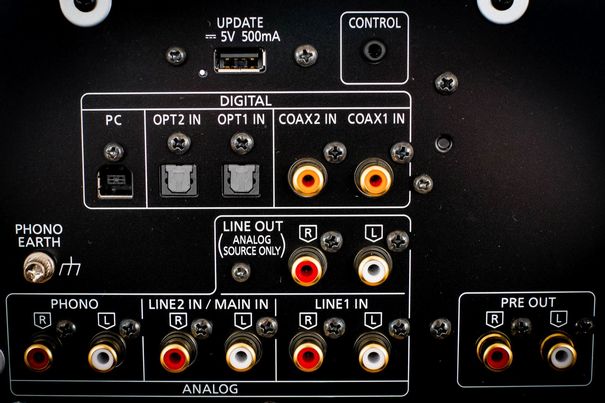 Digitale und analoge Eingänge sind genügend vorhanden und die Phono-Vorstufe (MM) ist ebenfalls drin. Die zahlreichen Kreuzschrauben stören nur den audiophilen Ästheten.