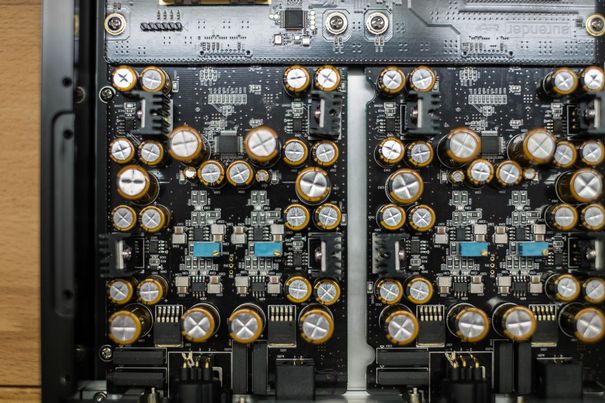 Die DA-Wandler und die analogen Ausgangsstufen arbeiten kanalgetrennt (Dual-Mono). Der AK4490-DAC-Chip arbeitetet intern mit einem 768-kHz-Clock und einer Wortbreite von 32 Bit. Das analoge Signal wird über XLR oder Chinch ausgegeben.