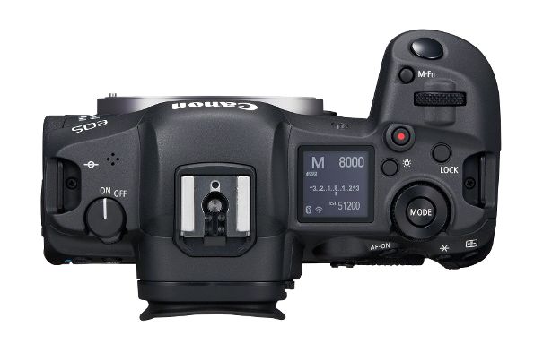 Übersichtliche Oberseite: Einschalter links, Schulterdisplay und fünf Tasten plus Auslöser rechts. Die «MODE»-Taste der Canon EOS R5 ersetzt das klassische Einstellungsrad.