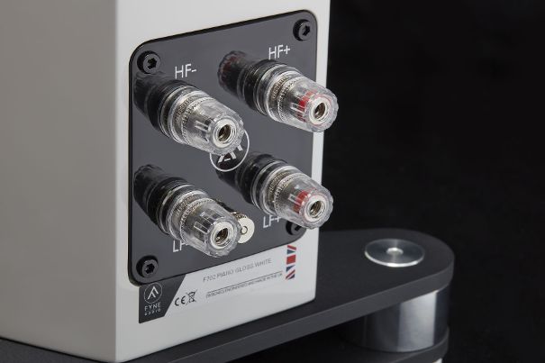 Fyne Audio empfiehlt Bi-Wiring für die F702. Im Lieferumfang sind aber auch echte Kabelbrücken und nicht billige Metallschienen.