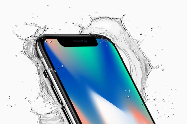 Nass erwischt: Die Smartphones im Vergleich sind alle wie das hier gezeigte iPhone X staubdicht und gegen kurzes Eintauchen ins Wasser immun.