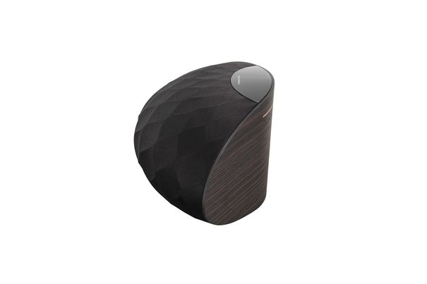 Die schwarze Version von Wedge verfügt über einen Rücken in schöner Holzmaserung.