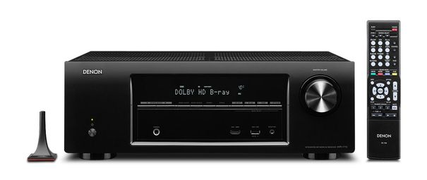 Der Denon AVR-1713 mit Fernbedienung und Einmess-Mikrofon