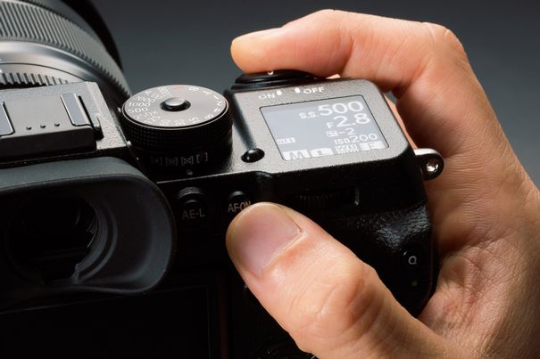 Aufgabenverteilung: Wie bei professionellen Kameras üblich, lassen sich Belichtung (AE-L) und Scharfstellung (AF-ON) auch über eigene Tasten steuern.