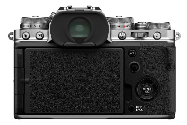 In Rückenlage: Das nach innen eingeklappte Display der Fujifilm X-T4 ist beim Transport optimal geschützt. Die Anordnung der Tasten wurde gegenüber dem Vorgänger kaum verändert.