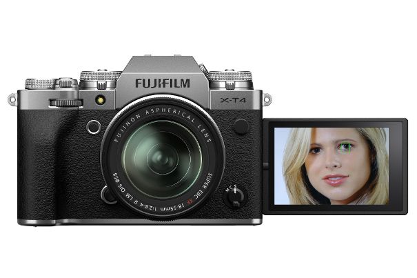 Aufs Auge gezielt: Die Fujifilm X-T4 mit nach vorne gedrehtem Display und aktiver Autofokus-Augenerkennung.