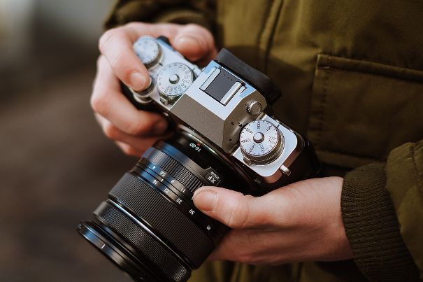 Wie in analogen Zeiten: Die Fujifilm X-T4 lässt sich über mechanische Einstellräder und einen Blendenring am Objektiv bedienen.