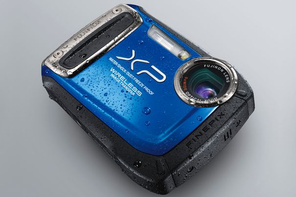 Die Fujifilm Finepix XP170 basiert auf der XP150 und ist das jüngste und best ausgestattetste Modell der XP-Reihe. Sie verfügt über WLAN, um Fotos auf ein Smartphone oder Tablet zu übertragen, von wo aus sie gemailt oder ins Web geladen werden können.