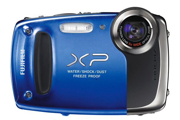 Die Fujifilm Finepix XP50 ist eine einfache und preisgünstige Kamera, die es in fünf verschiedenen Gehäusefarben (Blau, Grün, Orange, Silber, Schwarz) gibt.