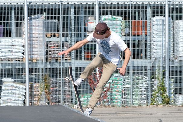 Beim Skater sind neben der Schärfe auch die sehr natürlichen Hauttöne bemerkenswert. Beide Fotos (Handball und Skater) sind unbearbeitete Ausschnitte aus JPEG-Serienbildern.