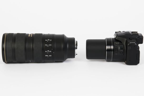 Hier ein weiterer Vergleich (allerdings nicht mit der FZ72, sondern der ähnlichen FZ200): Links ist ein professionelles KB-Telezoom mit 70-200 mm zu sehen, rechts die FZ200 mit eingebautem 25-600 mm. Beide haben eine durchgehende Lichtstärke von 1:2,8.