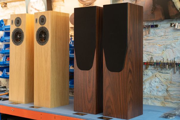 Hier nochmals die Graham Audio Chartwell 6F in zwei Holzausführungen: einmal mit, einmal ohne Abdeckung.