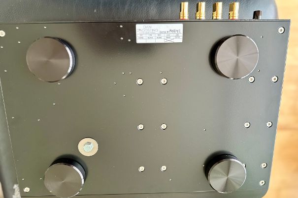 Ungedämpfte Gerätefüsse aus Metall.