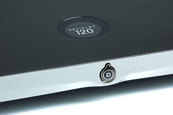 Der Devialet 120 ist flach, spiegelblank und sehr wertig verarbeitet. Die erhebliche Erwärmung erfordert eine relativ freie Aufstellung oder die Wandmontage mit optionaler Halterung.