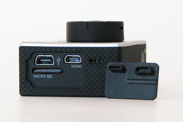 Die zwei Anschlussbuchsen (USB2 und MicroHDMI) sowie der Slot für die MicroSD Karte. Die Abdeckung rechts dürfte bald einmal verloren gehen ...