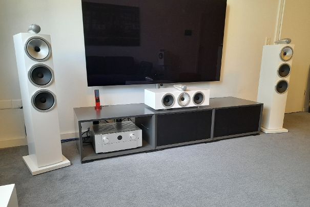 Der Cinema 40 beherrscht die audiophile Gangart fast so gut wie ein High-End-Stereoverstärker. Damit kommt er über hochwertige Lautsprecher wie die 703 S3 von Bower & Wilkins besonders gut zur Geltung. Auch die Qualität des Centers ist entscheidend.