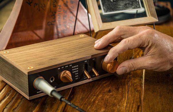 Der Klipsch Heritage Headphone Amplifier ist nicht nur ein simpler Kopfhörer-Verstärker. Er kann auch als USB-DAC und als reiner Vorverstärker für Aktivboxen eingesetzt werden.