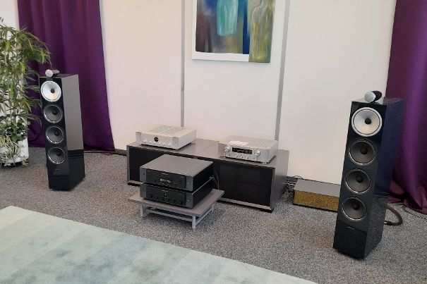 Die Standboxen 702 Signature von Bowers & Wilkins fühlten sich im Zusammenspiel mit dem Model 40n sichtlich wohl. Daneben standen der PM7000n sowie Model 30 und der SACD 30n zum Hörvergleich zur Verfügung.