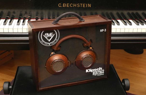 Bereit zum ersten Konzert: Klipsch HP-3 Heritage Headphone im kunstvoll verarbeiteten, hochgewichtigen Koffer.