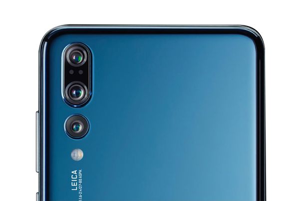 Flotter Dreier: Zuoberst das 8-Megapixel-Teleobjektiv, dann die beiden AF-Laser, danach das 40-MP-Weitwinkel-Modul und, alleinstehend, der 20-MP-Monochrom-Sensor. Darunter der Blitz mit Farbtemperaturmessung.