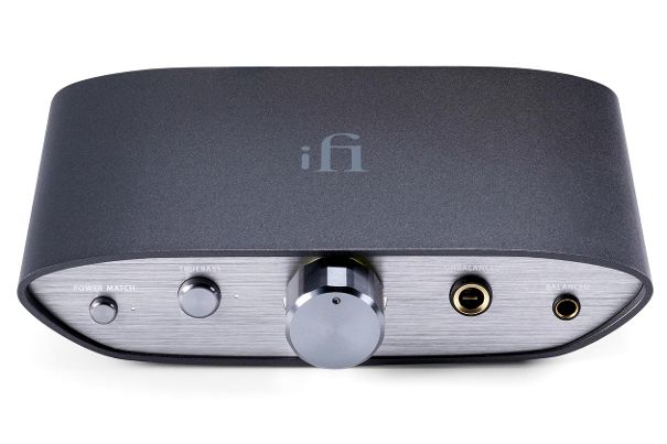 Der iFi Zen DAC ist ein kompakter, moderner DAC fürs Homeoffice mit Unterstützung aller gängigen Audioformate und symmetrischen Anschlüssen.