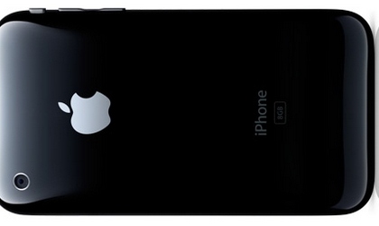 Im Gegensatz zur erste Version: Das iPhone hat nun einen Plastikrücken