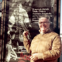 Joseph Grado, Audiopioneer und Musiker, vor dem Plakat eines seiner Konzerte