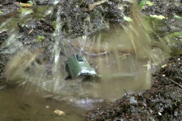 Auch diese schlammige Tortur überstand der Camcorder unbeschadet.