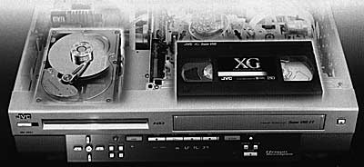 Der JVC HM-HDS1 ist ein Doppelrecorder mit einer Harddisk und einem S-VHS-Recorder