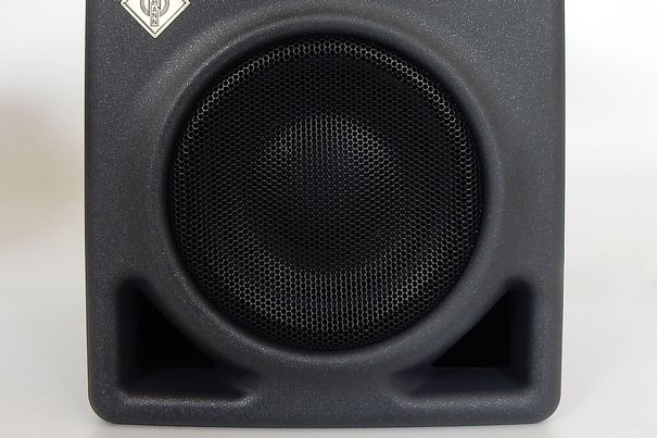 Trotz nur 100 mm Durchmesser zeichnet der Woofer erstaunlich kräftige Bässe.