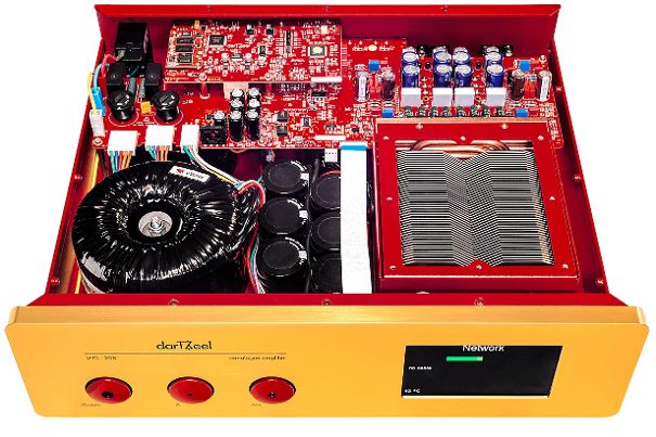 Der Little Heaven Corner 208 ist bis unter die Haube voll von Elektronik, die rote Farbe ist auch im Innern omnipräsent.