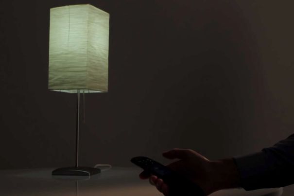 Wer das Lichtsystem von Philips Hue besitzt, kann mit der Harmony auch das Licht steuern und beim Start des Fernsehers auch gleich automatisch die passende Lichtumgebung einstellen lassen.