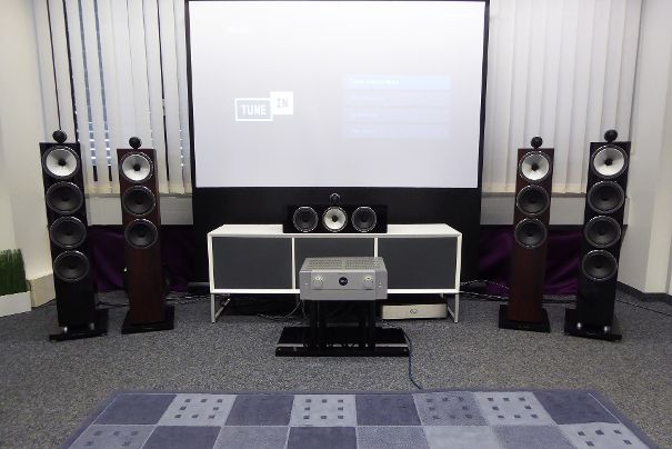 Gehört wurde der CINEMA 50 im Zusammenspiel mit Lautsprechern von Bowers & Wilkins. Der neue Center HTM71 S3 und die grossen Standboxen 702 S3 gehören zum Besten, was die Preisklasse hergibt. Die kleineren 703 S3 dienten zur Erprobung von Hörzone 2.