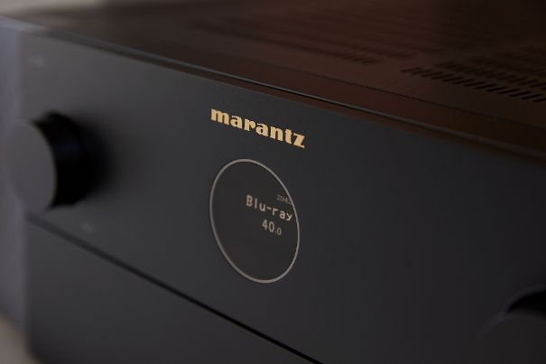 Das charakteristische Marantz-«Bullauge» verleiht der Gerätefront des Cinema 40 den ganz besonderen Touch.