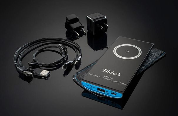 Alles dabei: Netzteil, Kabel und Kunstlederetui für den Kopfhörerverstärker McIntosh MHA50 und Digital-Analog-Wandler.