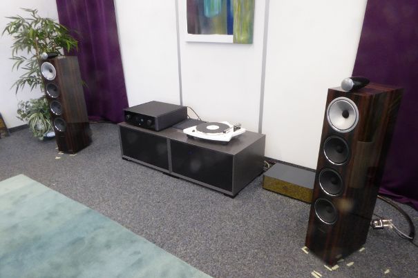 Gruppenbild mit drei Schönlingen: Sowohl die Bowers & Wilkins 702 Signature wie auch der Rotel Michi X3 und der Thorens TD 309 gefallen mit ihrem besonders ästhetischen Erscheinungsbild.